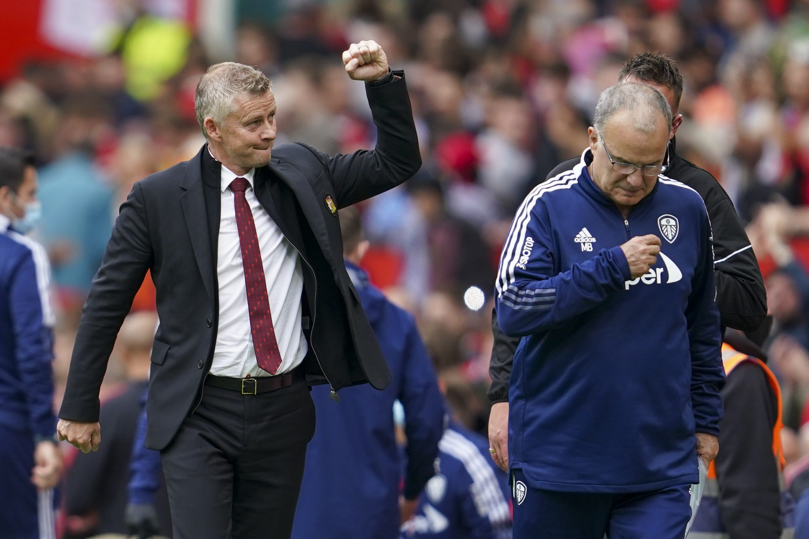 El Leeds de Marcelo Bielsa fue goleado en la Premier League. Mientras el Loco se lamenta, Ole Gunnar Solskjaer celebra en Old Trafford.