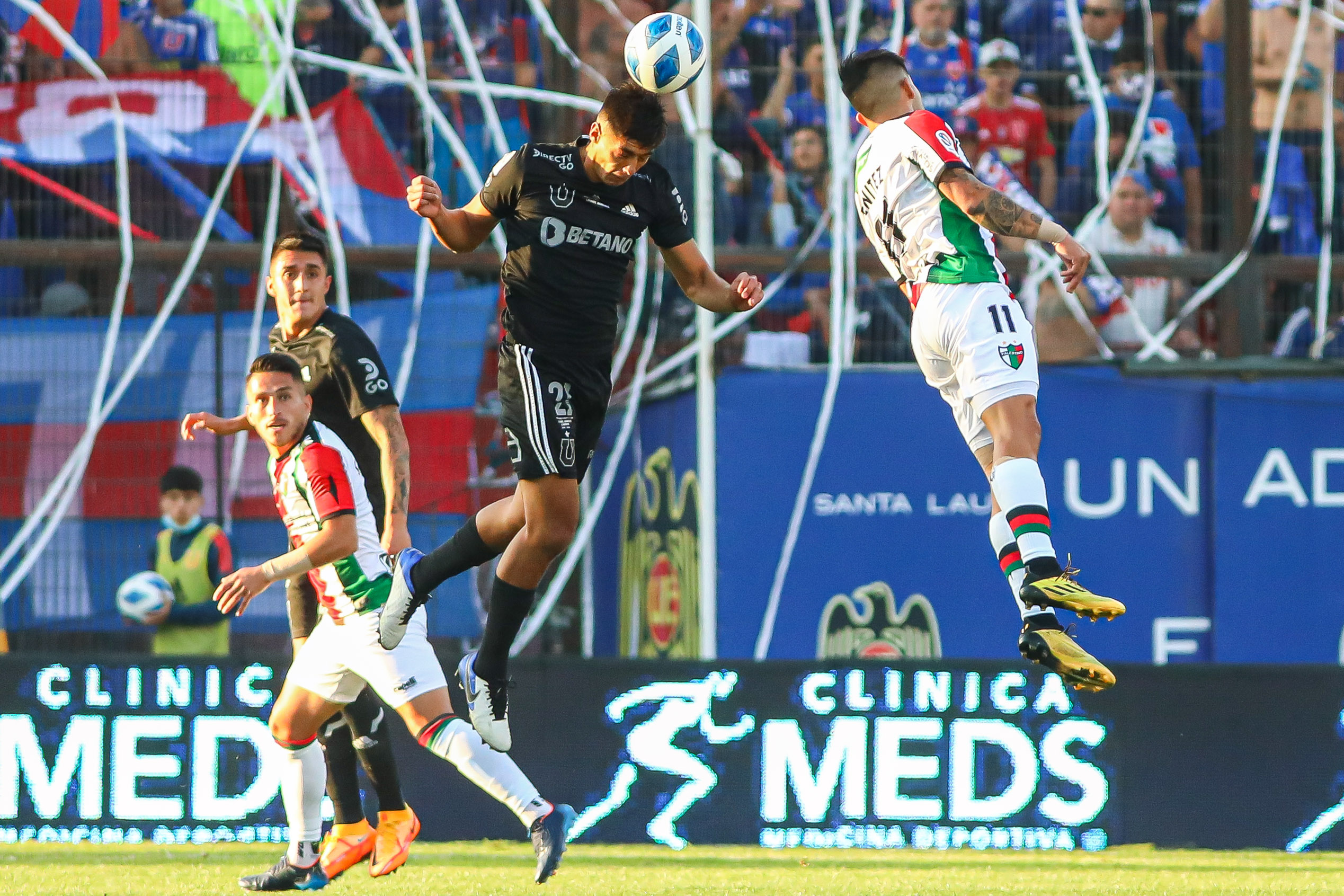 16 DE ABRIL DE 2022/SANTIAGO
Bastian Tapia (c), durante el partido vlido por la dcima fecha del Campeonato Nacional 2022, entre Universidad de Chile y Palestino, disputado en el Estadio Santa Laura.
FOTO: SEBASTIAN ORIA/AGENCIAUNO