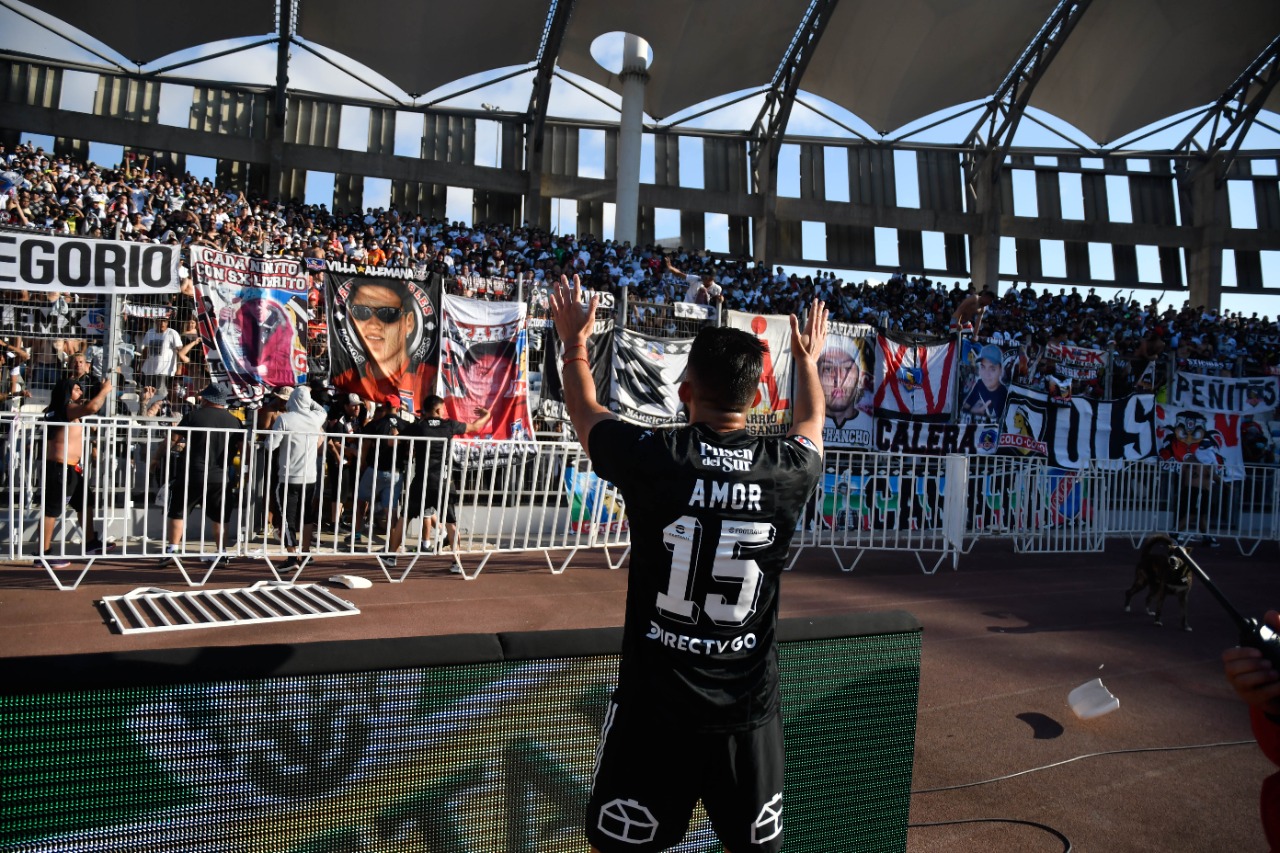 Emiliano Amor intenta calmar a los hinchas de Colo Colo en Antofagasta