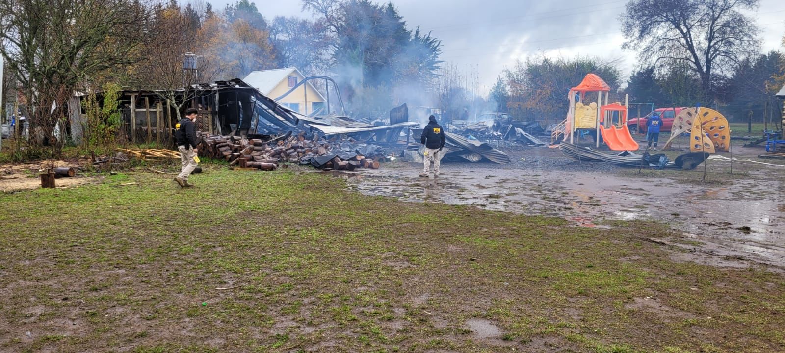 Una escuela rural de la comuna de Victoria fue incendiada por encapuchados.