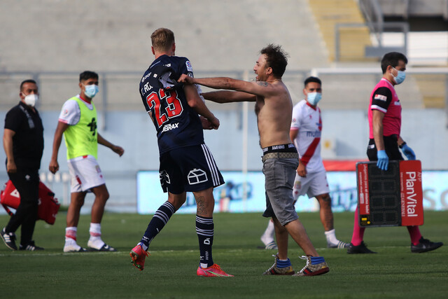 Thomas Rodríguez siendo agredido por los hinchas que invadieron la cancha de El Teniente.