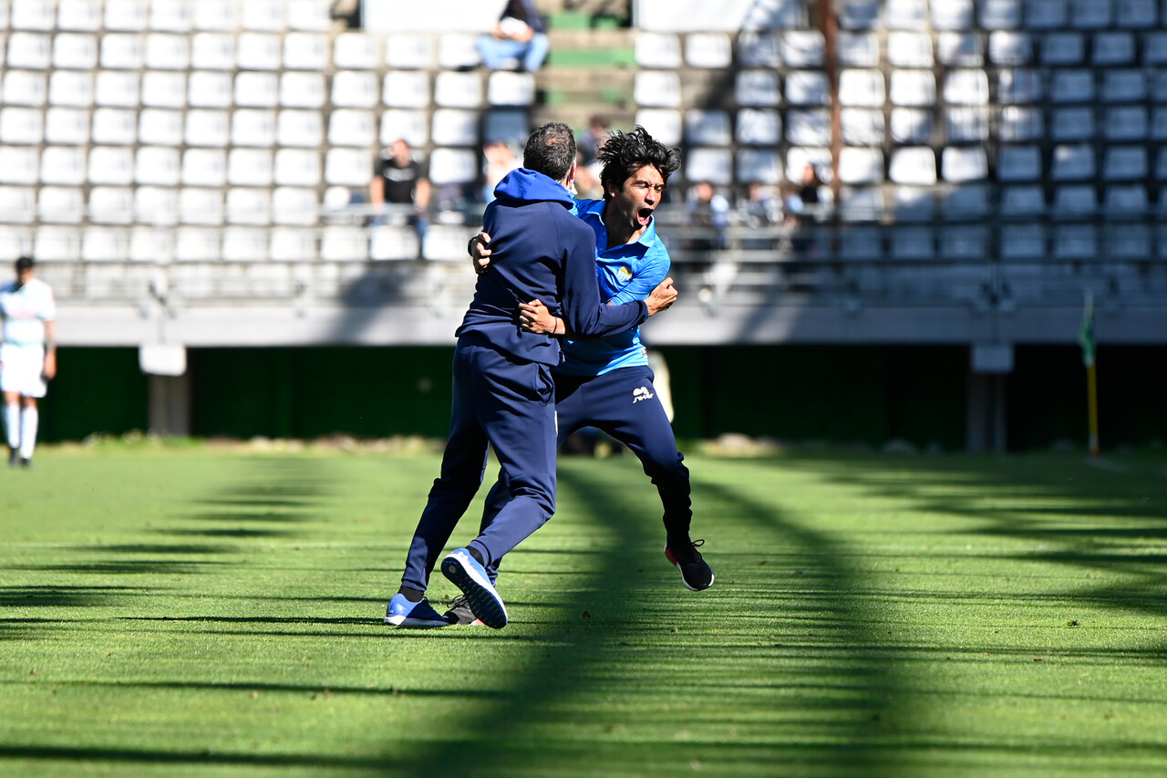 Nicolás Núñez, técnico de Magallanes, festeja la victoria sobre Temuco. FOTO: AGENCIAUNO