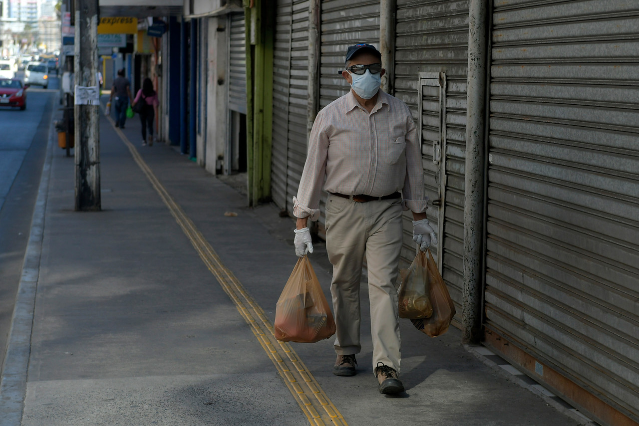 Ventas presenciales del comercio en la RM anotan caída histórica y gremio pide medidas al gobierno