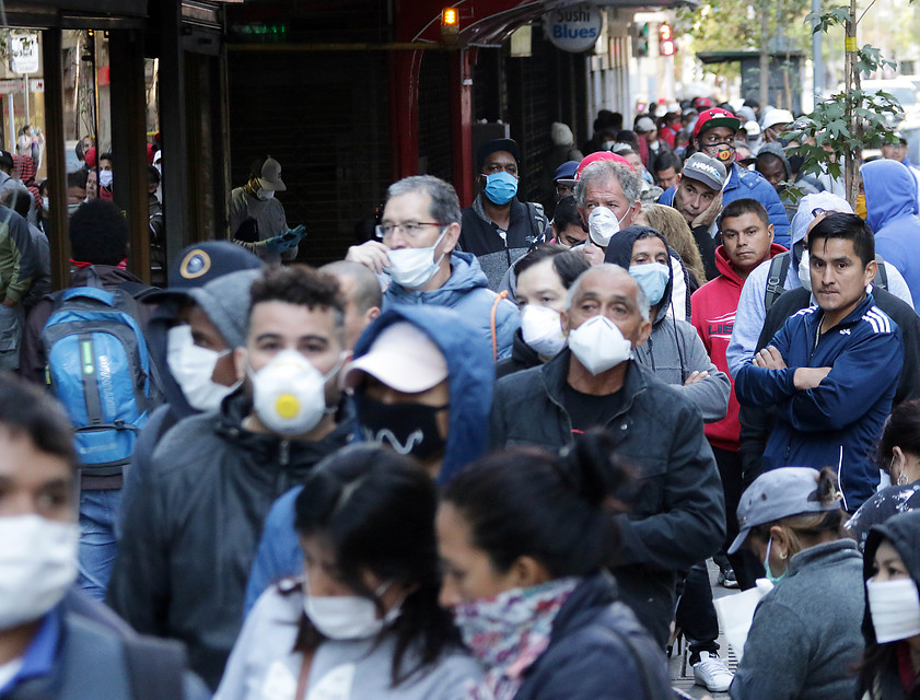 Impacto de la pandemia en el mercado laboral lleva a una fuerte baja en los ingresos de los hogares y deuda sube a récord