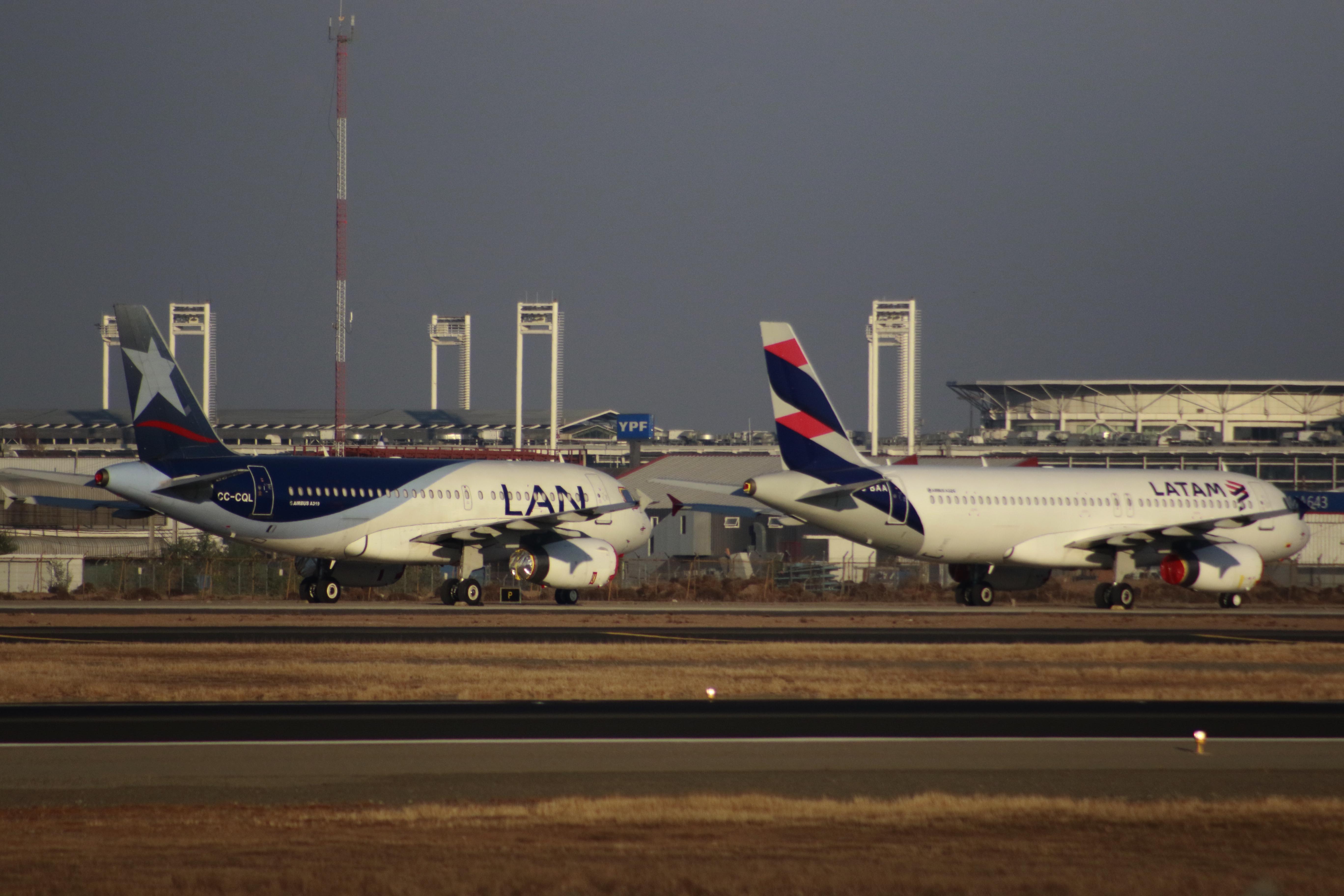 Latam Airlines evalúa reducir frecuencias de vuelos o suspender destinos ante fuerte alza en los precios del petróleo