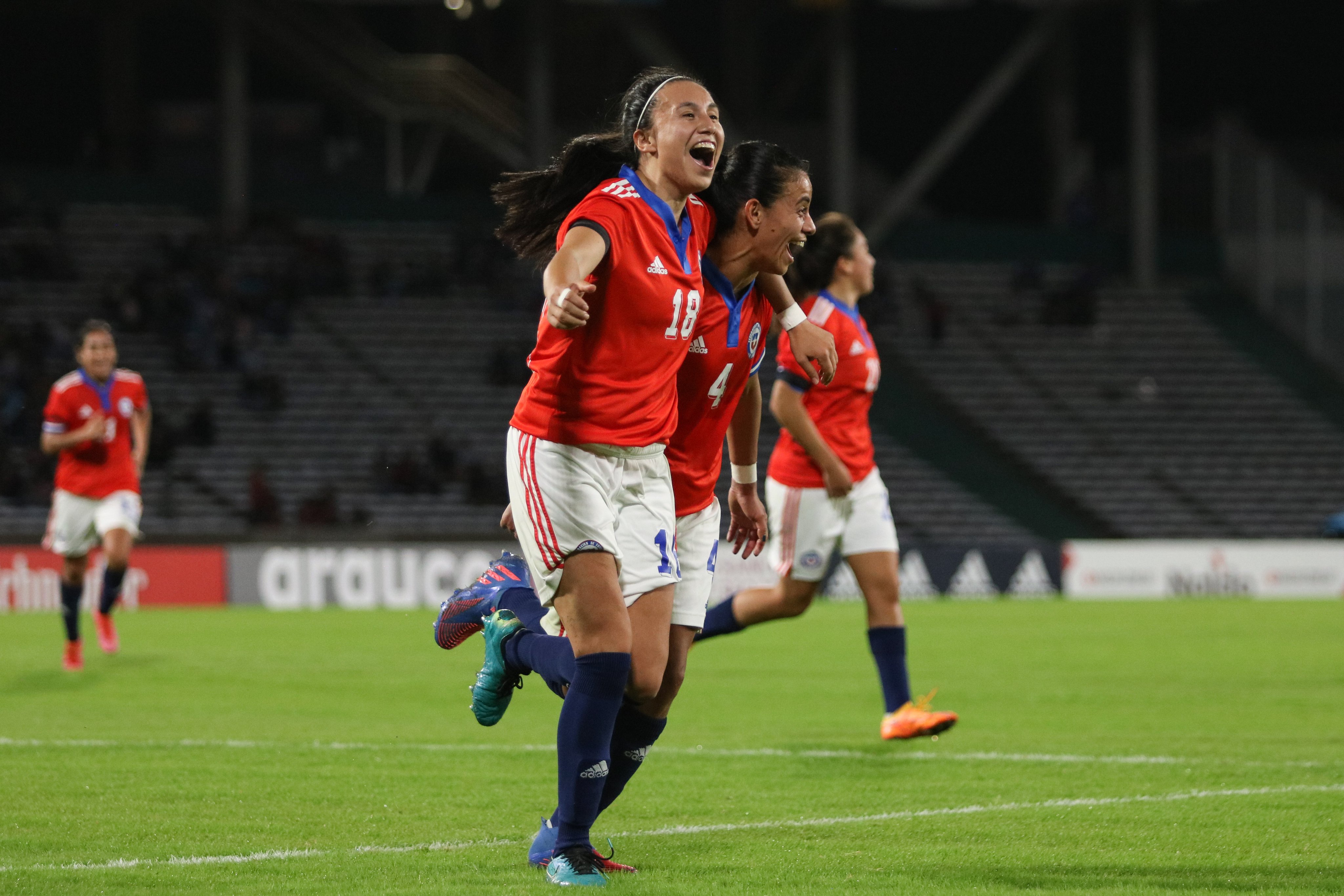 Camila Sáez y Francisca Lara celebran el gol ante las argentinas. FOTO: LA ROJA