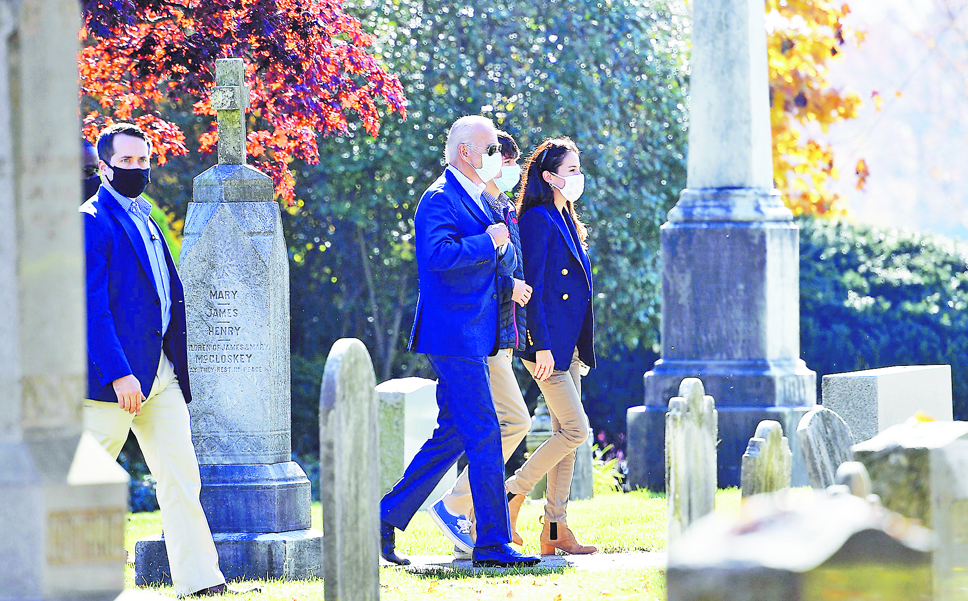 El presidente electo Joe Biden, llega al cementerio para visitar las tumbas de su hijo, primera esposa e hija, en la Iglesia Católica Romana Brandywine en Wilmington