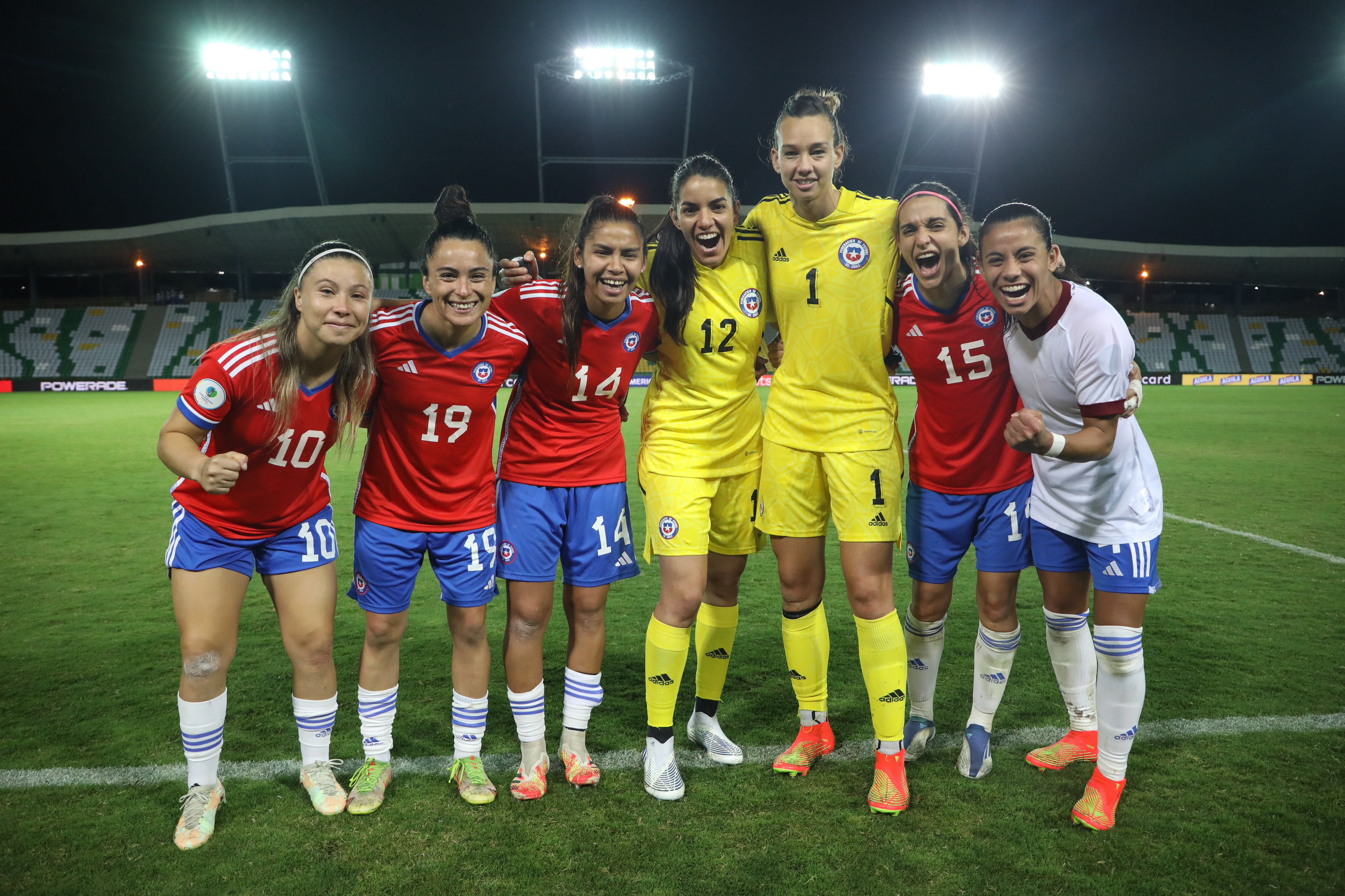 Endler celebra la victoria por penales ante Venezuela junto a un grupo de compañeras