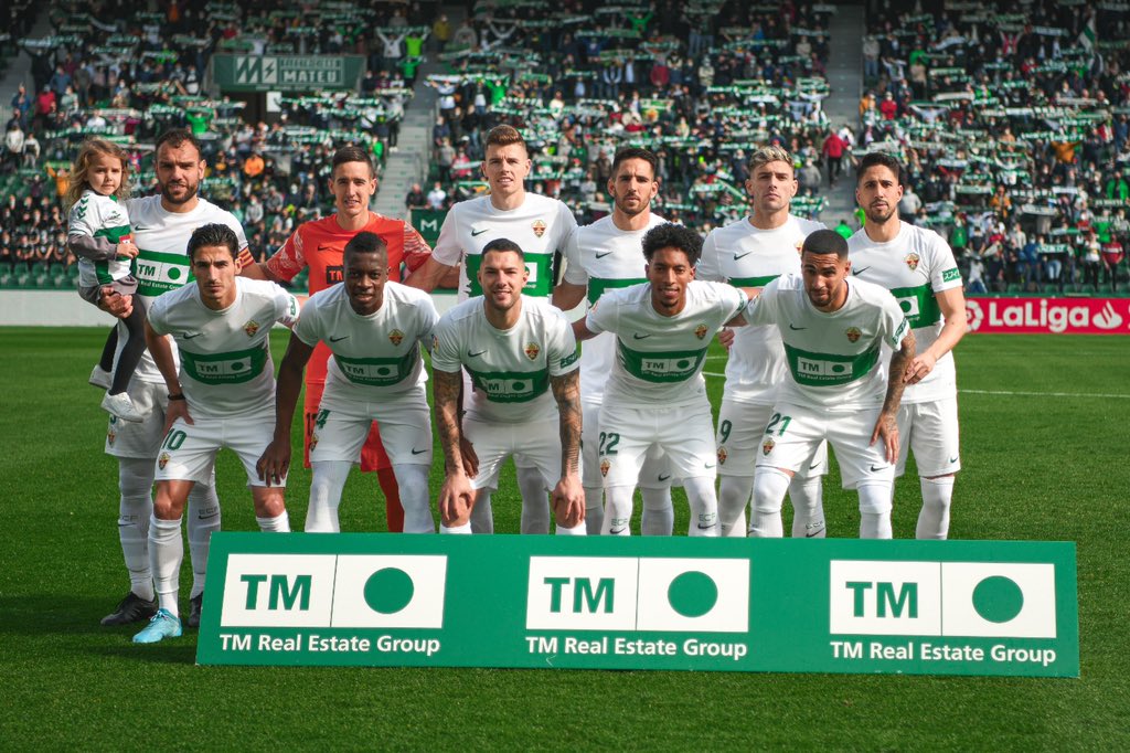 Formación del Elche ante el Alavés. Foto: Elche.