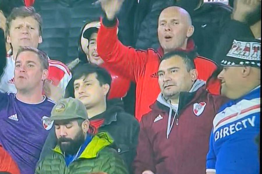 A la derecha, el hincha con la camiseta de la UC viendo el partido entre Colo Colo y River Plate.