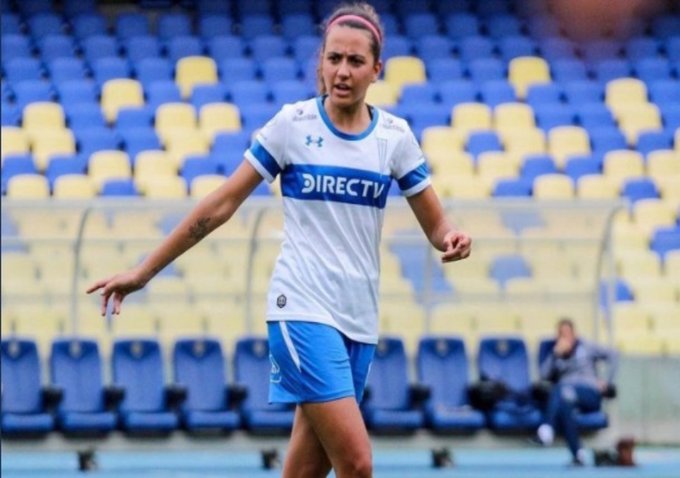 Camila Cofré acusó a Helaine de Grange de manejar mal el fútbol femenino de la UC.