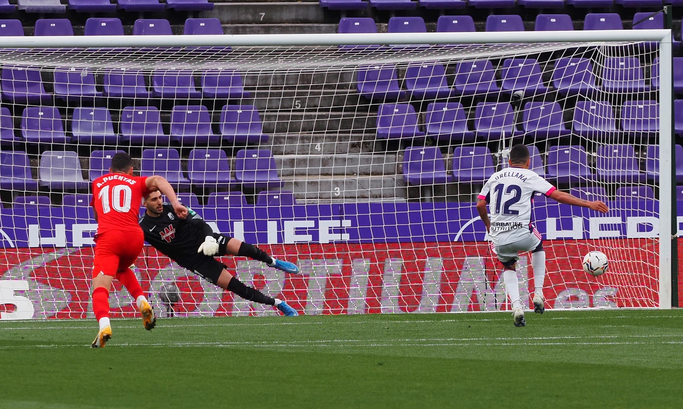 Fabián Orellana marca de penal el 1-0 frente al Granada. FOTO: @LaLiga / Twitter.