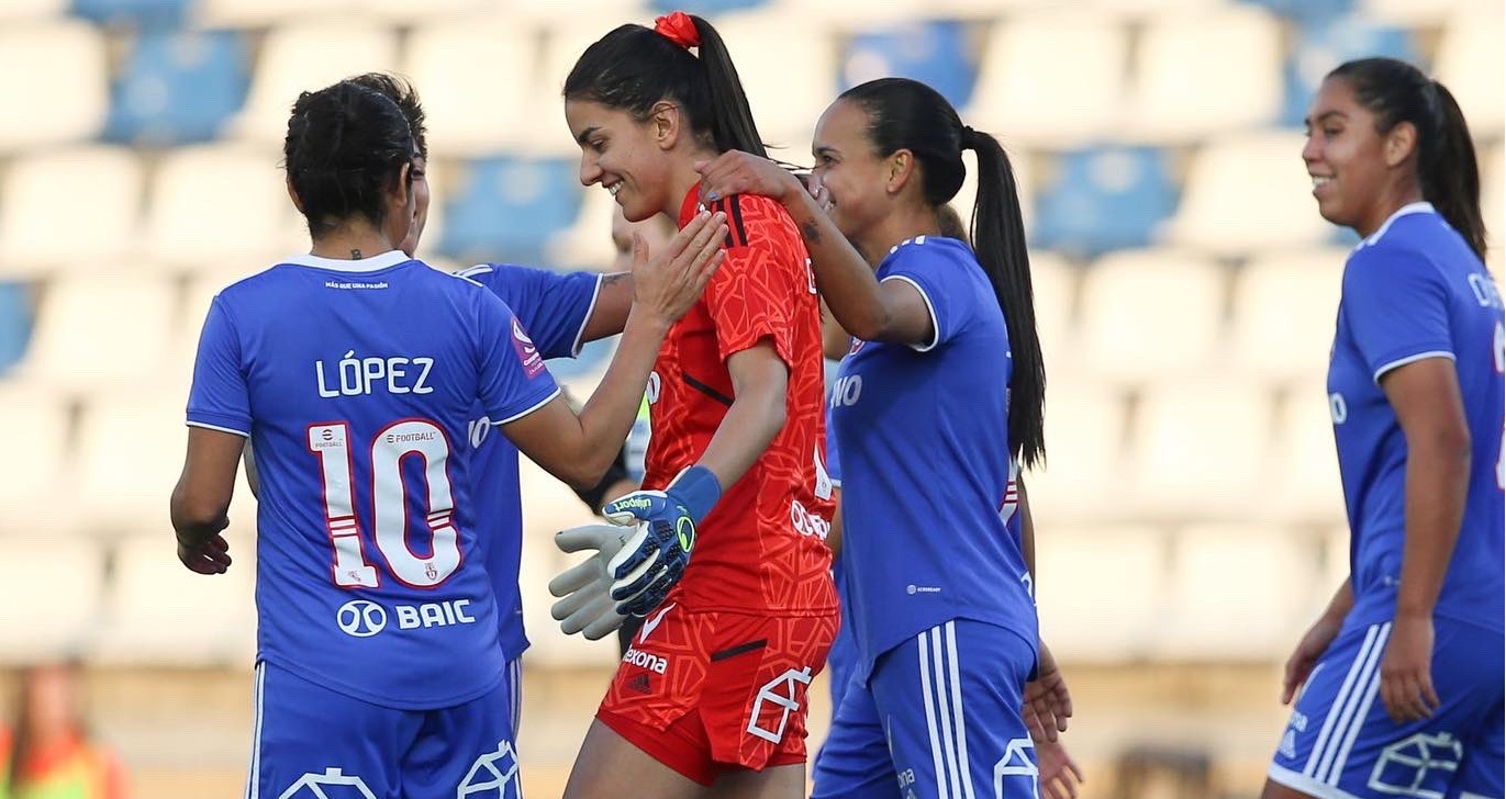 Natalia Campos celebra su gol de penal ante la UC.