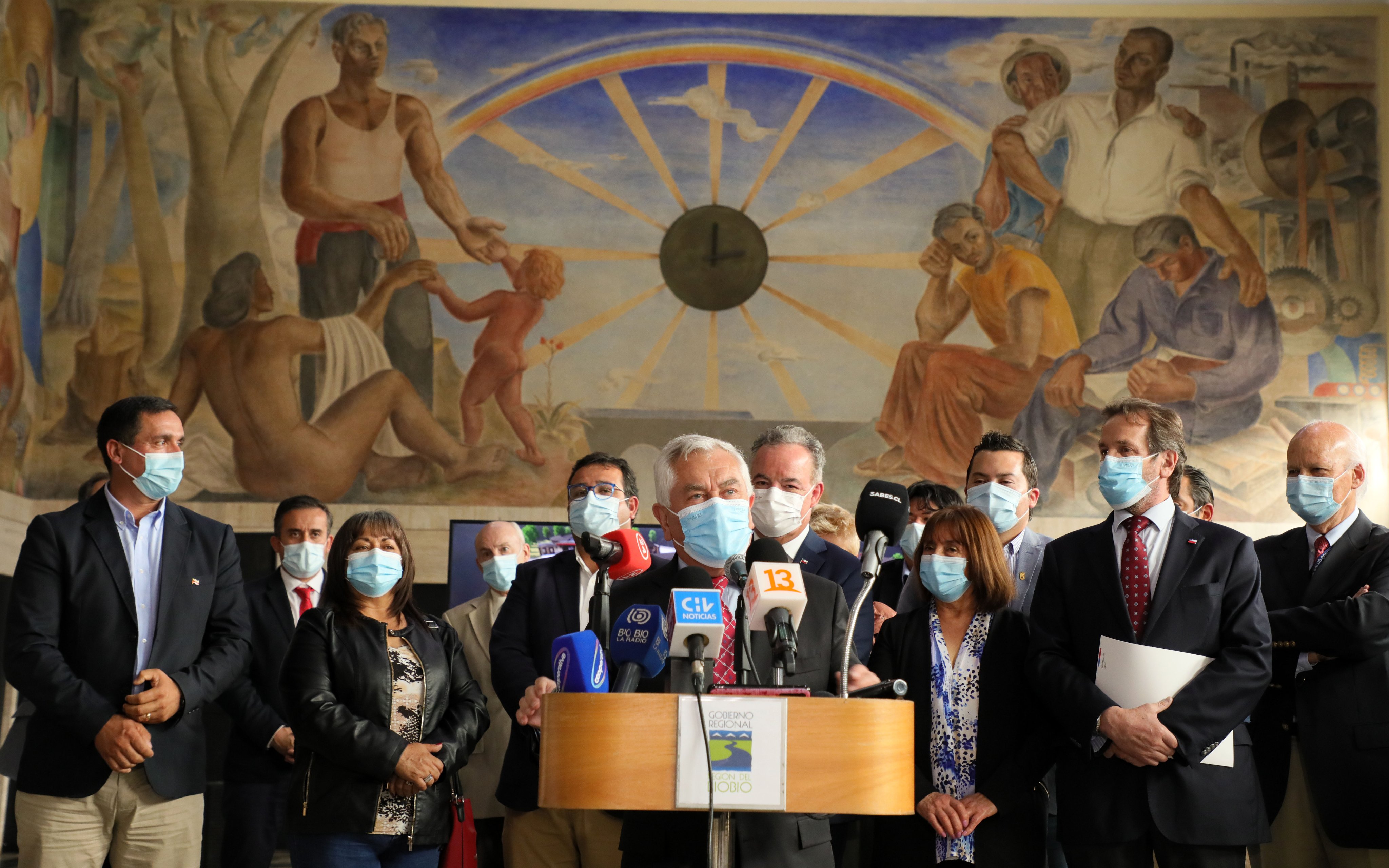 El ministro de Salud, Enrique Paris, visitó la Región del Biobío este viernes. Foto: Twitter.