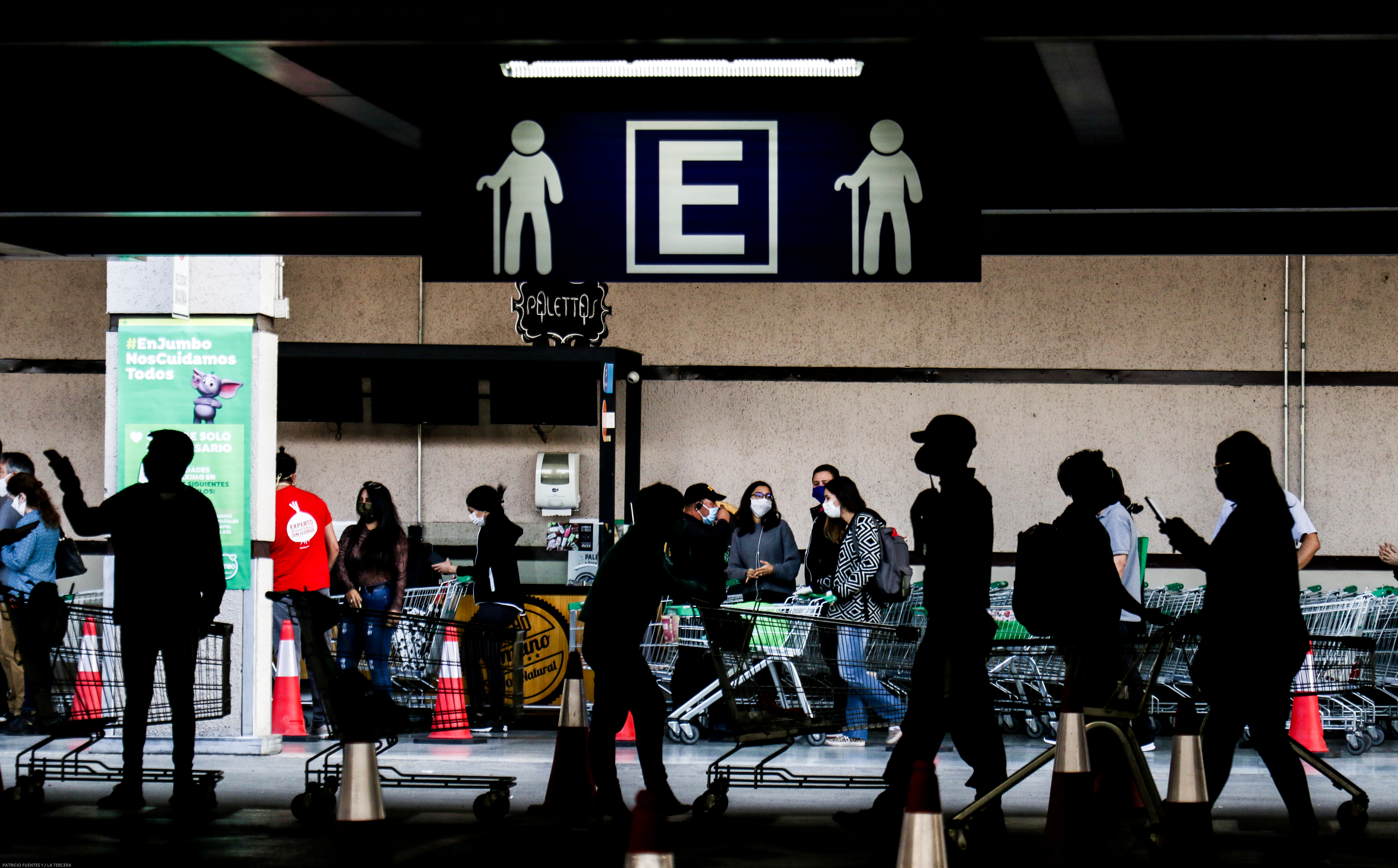 Regulación sobre bienes esenciales que pueden ser vendidos en las comunas con cuarentena divide al comercio