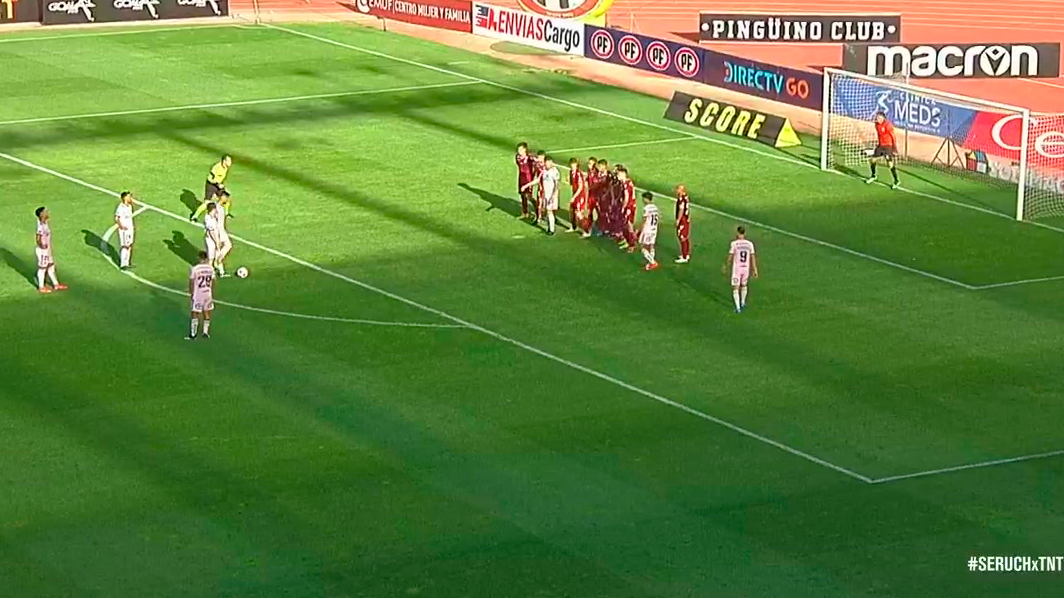 El momento del partido entre Universidad de Chile y Deportes La Serena en el que Ángelo Hermosilla toca el silbato para iniciar el tiro libre de Sandoval. Segundos después invalidó el gol. Foto: Captura de pantalla.