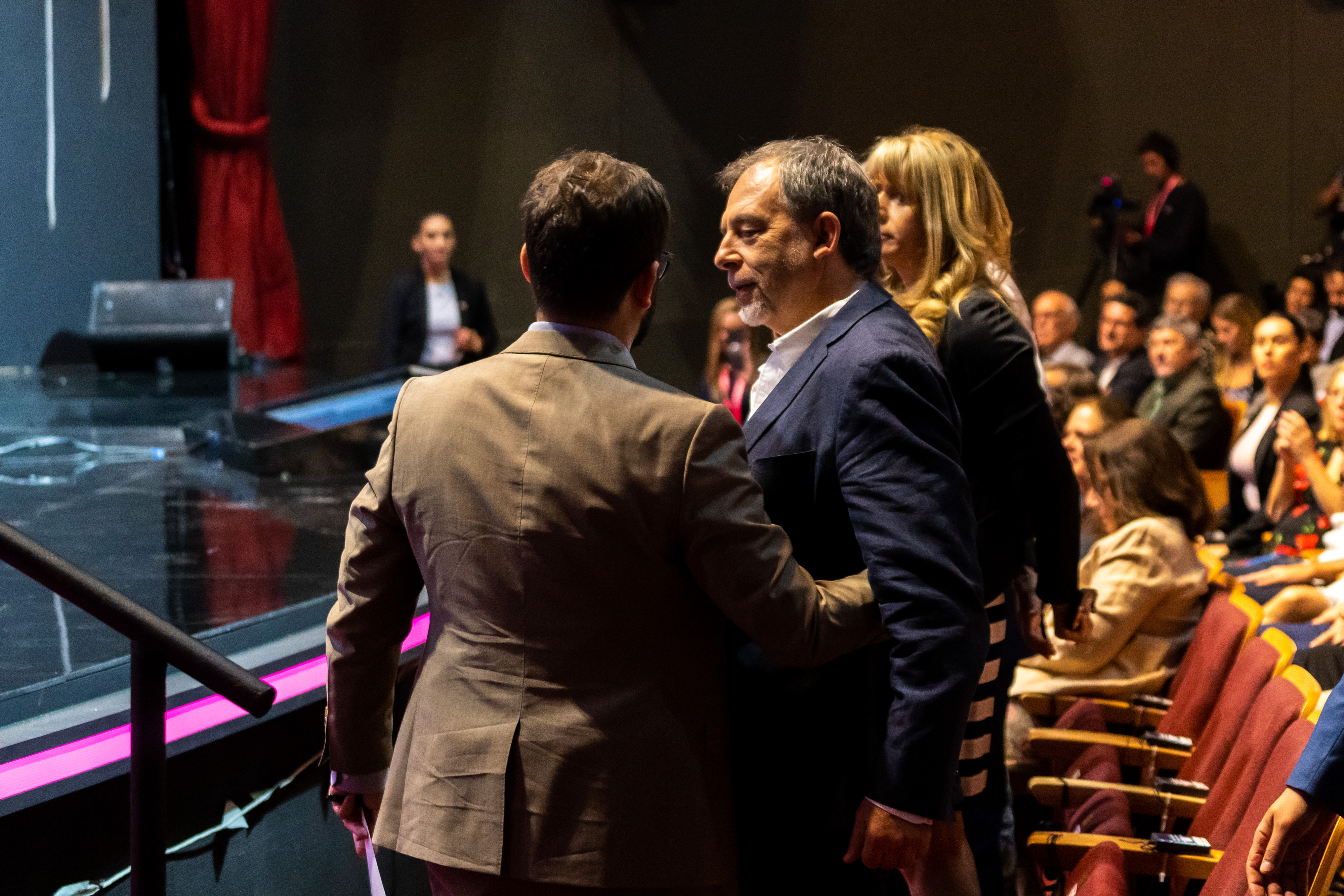 Presidente Gabriel Boric tras el discurso inaugural del Congreso Futuro, compartiendo con el exsenador y organizador de la instancia, Guido Girardi (PPD).