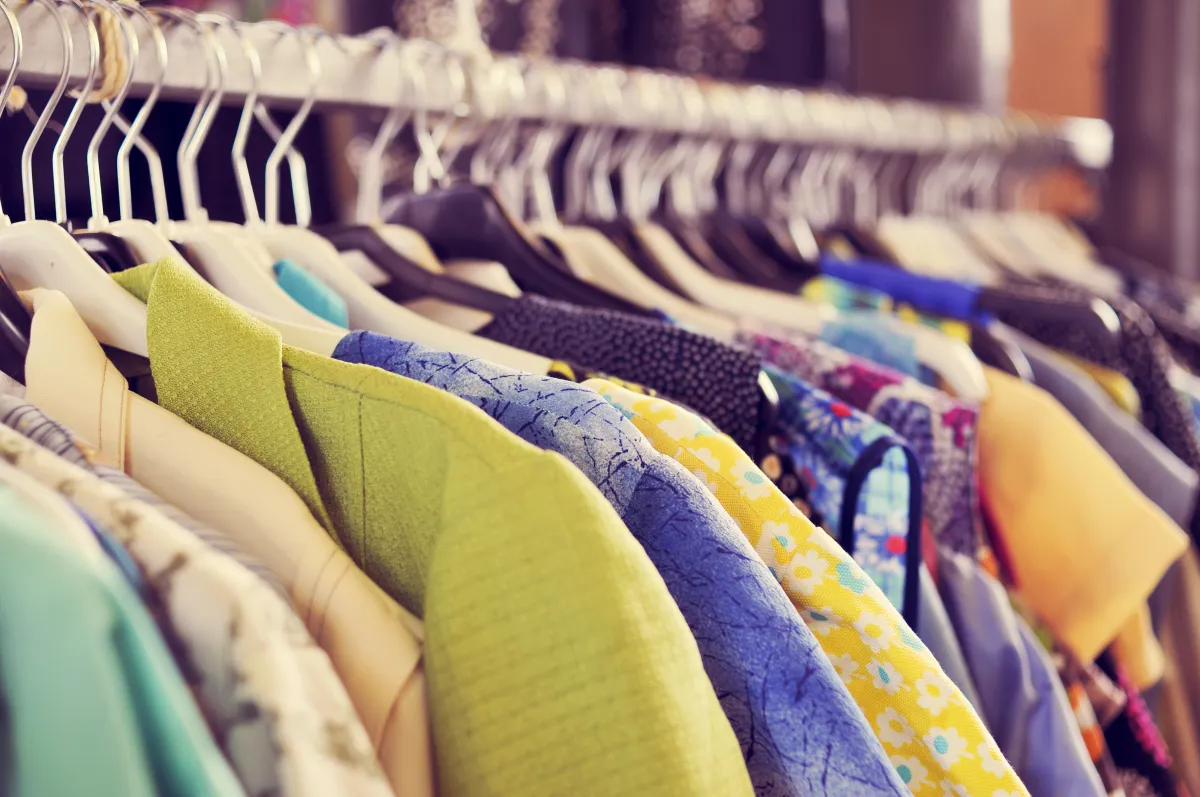 Razones y consejos para comprar ropa usada - La Tercera