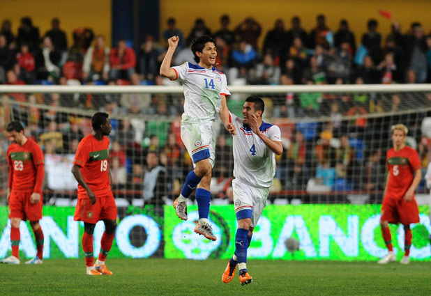 Matías Fernández y su gol de tiro libre ante Portugal en el debut de Claudio Borghi.