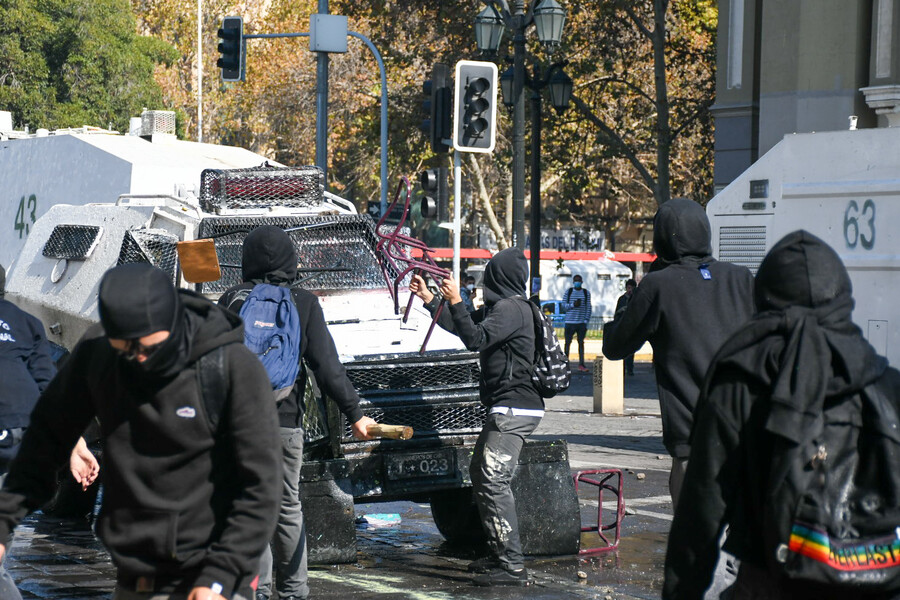 Una jornada de manifestación estudiantil se lleva a cabo en el ya clásico "Mochilazo", en la cual demandan problemas con la infraestructura, precarios recursos de material para estudio, baja contratación de profesores y precaria alimentación que entrega JUNAEB. En la instancia participaron estudiantes de diversos establecimientos tales como, Liceo de Aplicaciones, Liceo 7 de Providencia, Liceo 7 de Ñuñoa, Instituto Nacional Barros Arana, Liceo 4 e Instituto Nacional. La manifestación termina con enfrentamiento con Carabineros.
FOTO: AGENCIAUNO