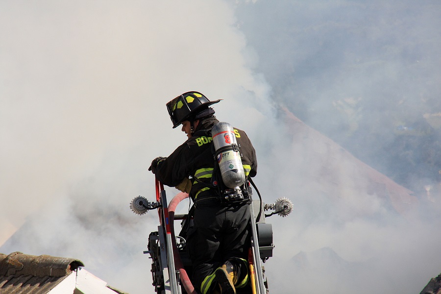 Incendio en locales comerciales en Viña del Mar