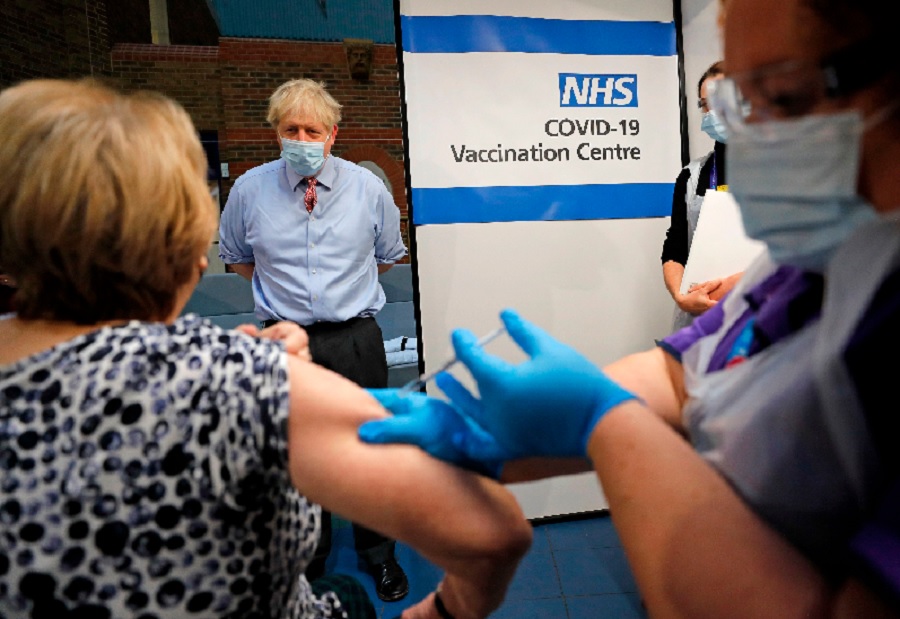 El primer ministro, Boris Johnson, presencia vacunación contra el Covid-19 en el Guy's Hospital en Londres.