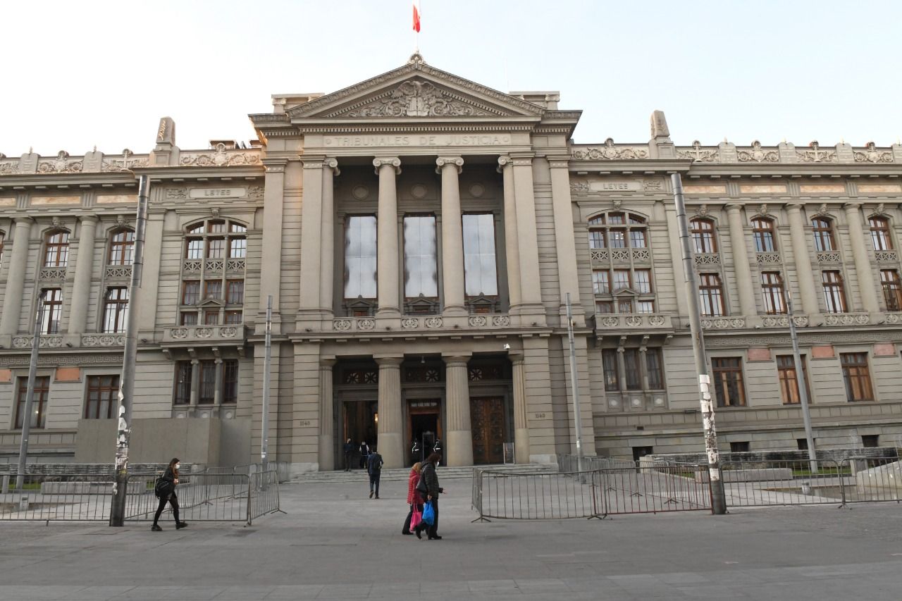 El Palacio de Tribunales de Santiago reabrió el acceso por su puerta principal, en calle Compañía de Jesús 1140.