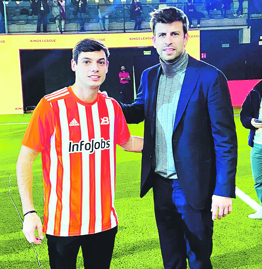 Benjamín Sierra junto a Gerard Piqué en un partido de la Kings League.