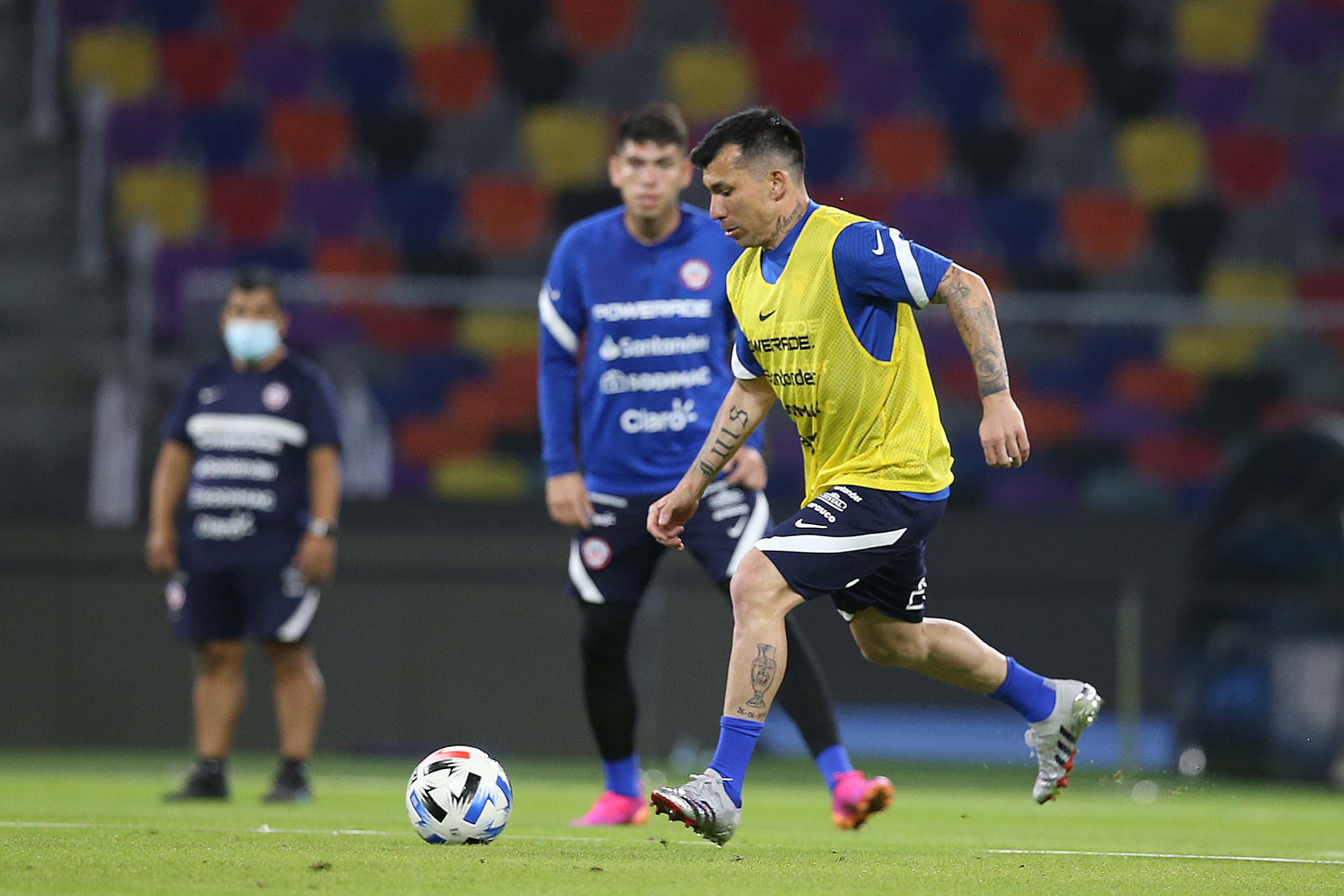 Gary Medel controla el balón durante el último entrenamiento de la Roja, en Santiago del Estero