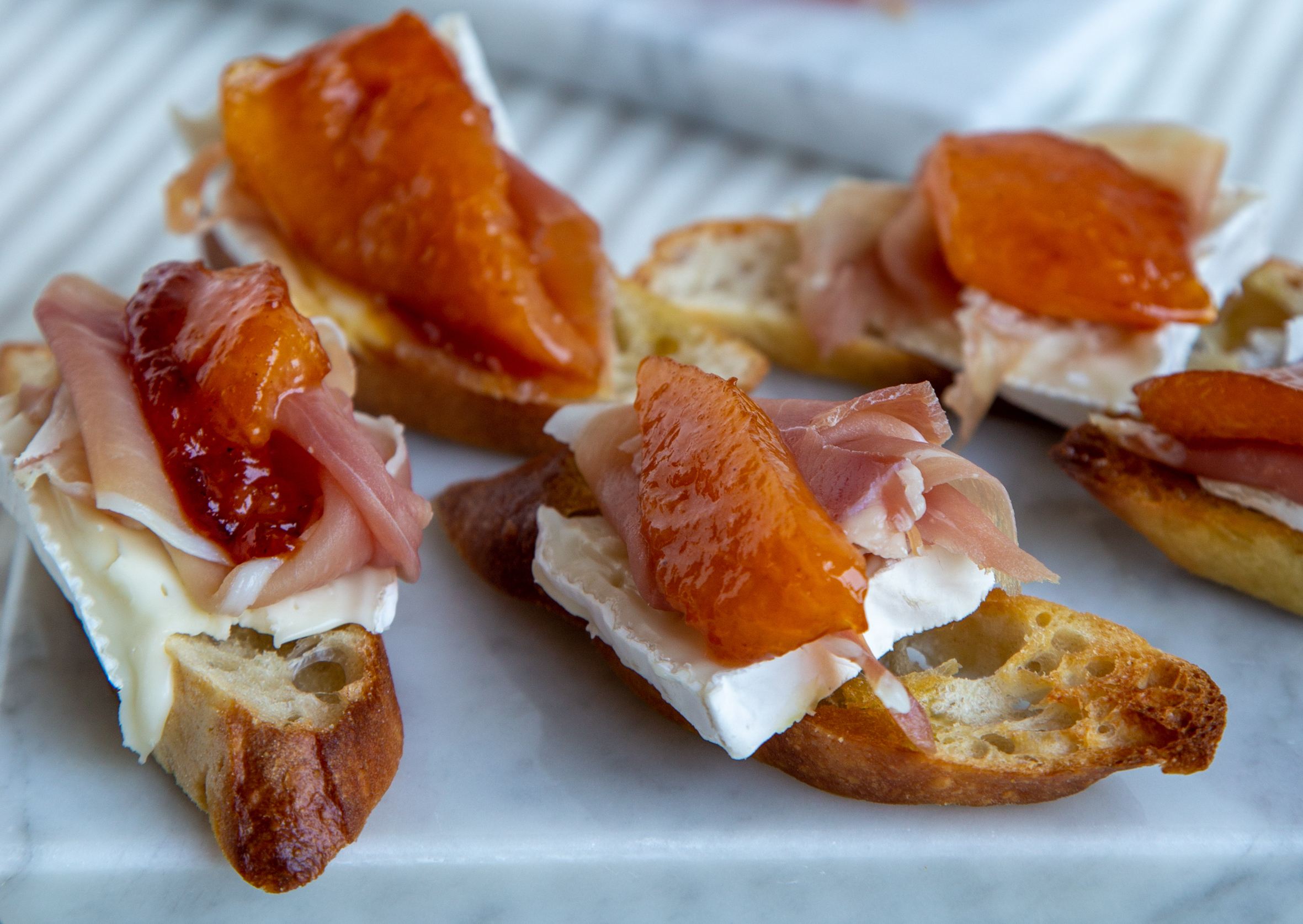 Cómo hacer bruschetta de jamón serrano, melón caramelizado y queso brie -  La Tercera