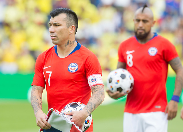 Gary Medel con la indumentaria Nike en un duelo de la Roja.