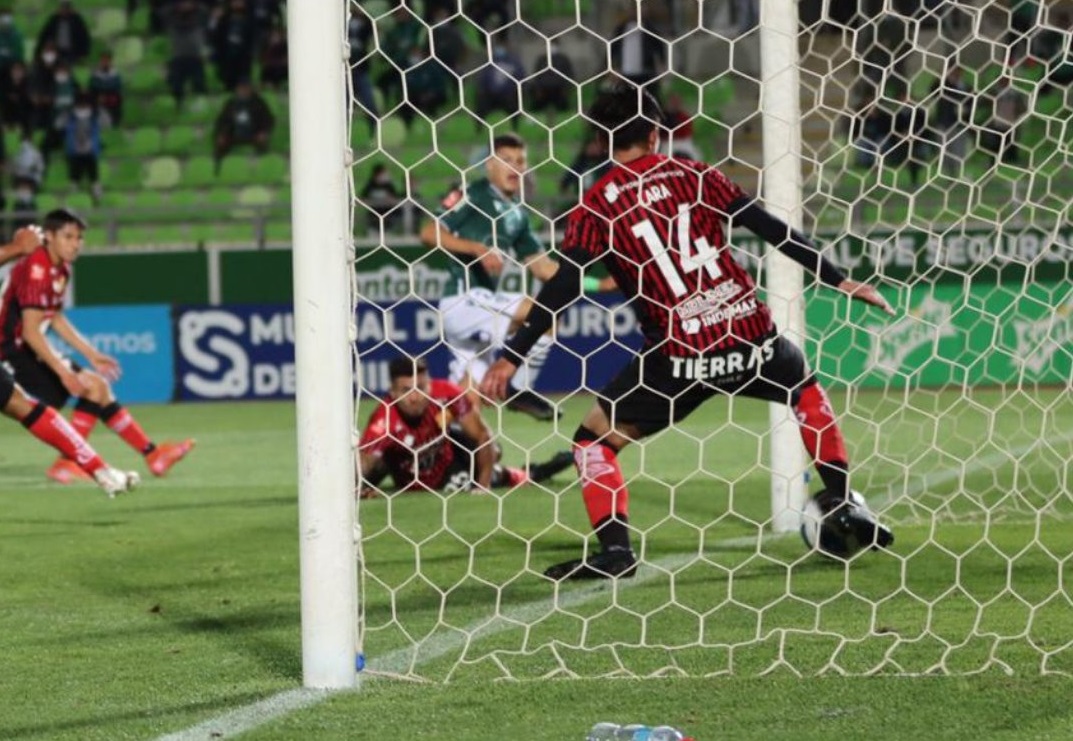 Lara, de Rangers, saca el balón desde adentro del arco, ante Wanderers. FOTO: @swanderers / Twitter.