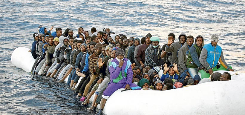 Migrantes y refugiados esperan ser rescatados por la ONG española Proactiva Open Arms, en el Mar Mediterráneo, el 3 de febrero. foto: ap