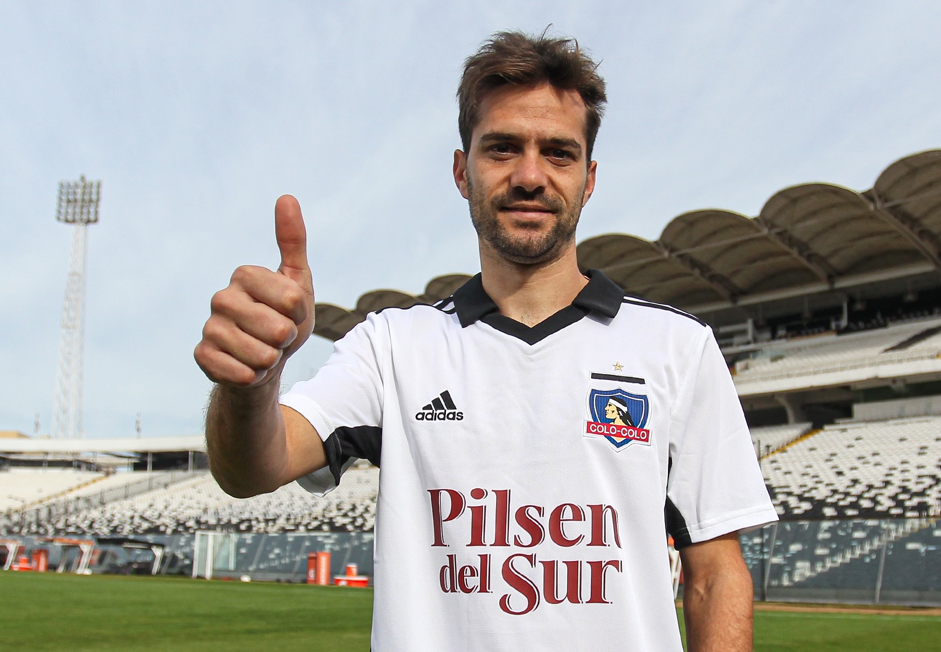 Bouzat con la camiseta del Cacique. FOTO: @ColoColo / Twitter.