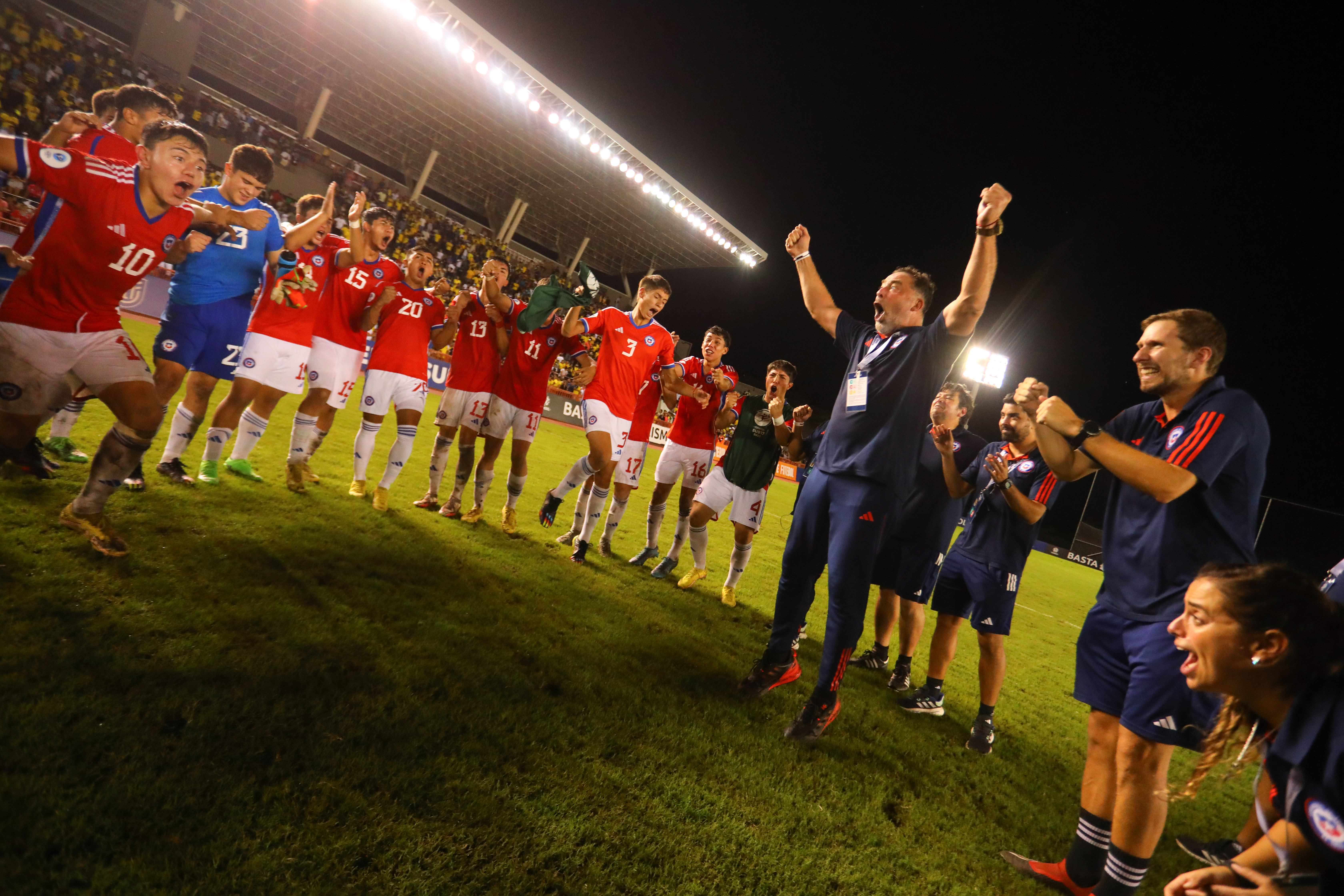 La eufórica celebración de Hernán Caputto junto a la Sub 17