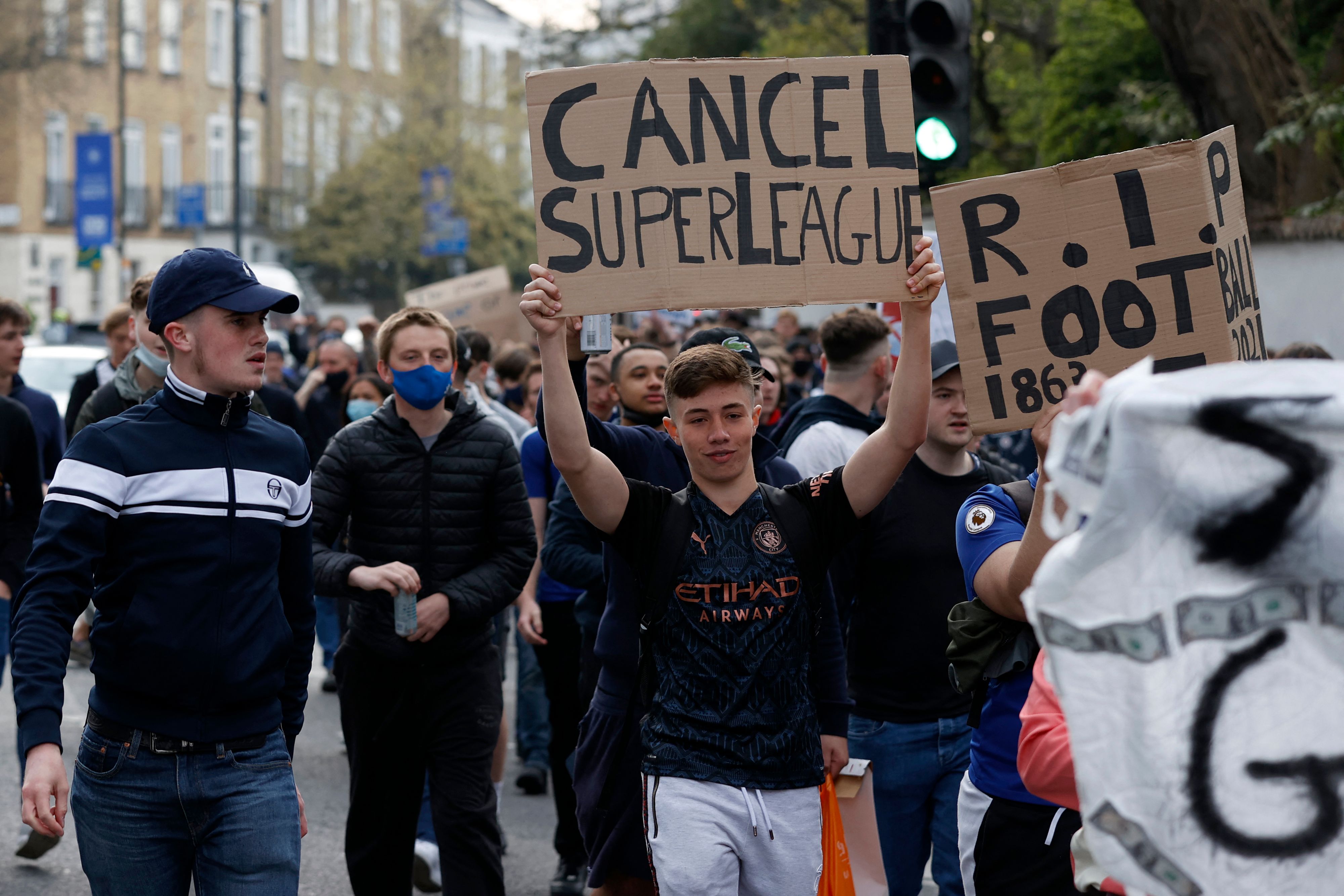 Hinchas del Chelsea protestan contra la Superliga Europea, en las afueras del estadio Stamford Bridge, propiedad del cuadro londinense, que la próxima semana enfrentará al Real Madrid en semifinales de la Liga de Campeones.