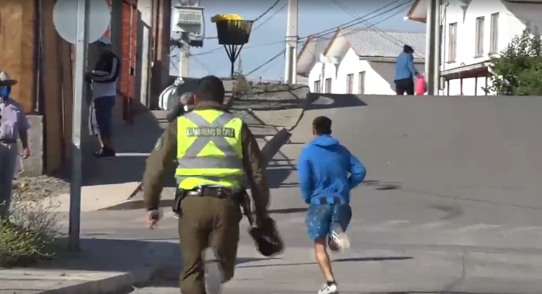 El momento en que el joven escapa de la policía para no ser vocal de mesa.