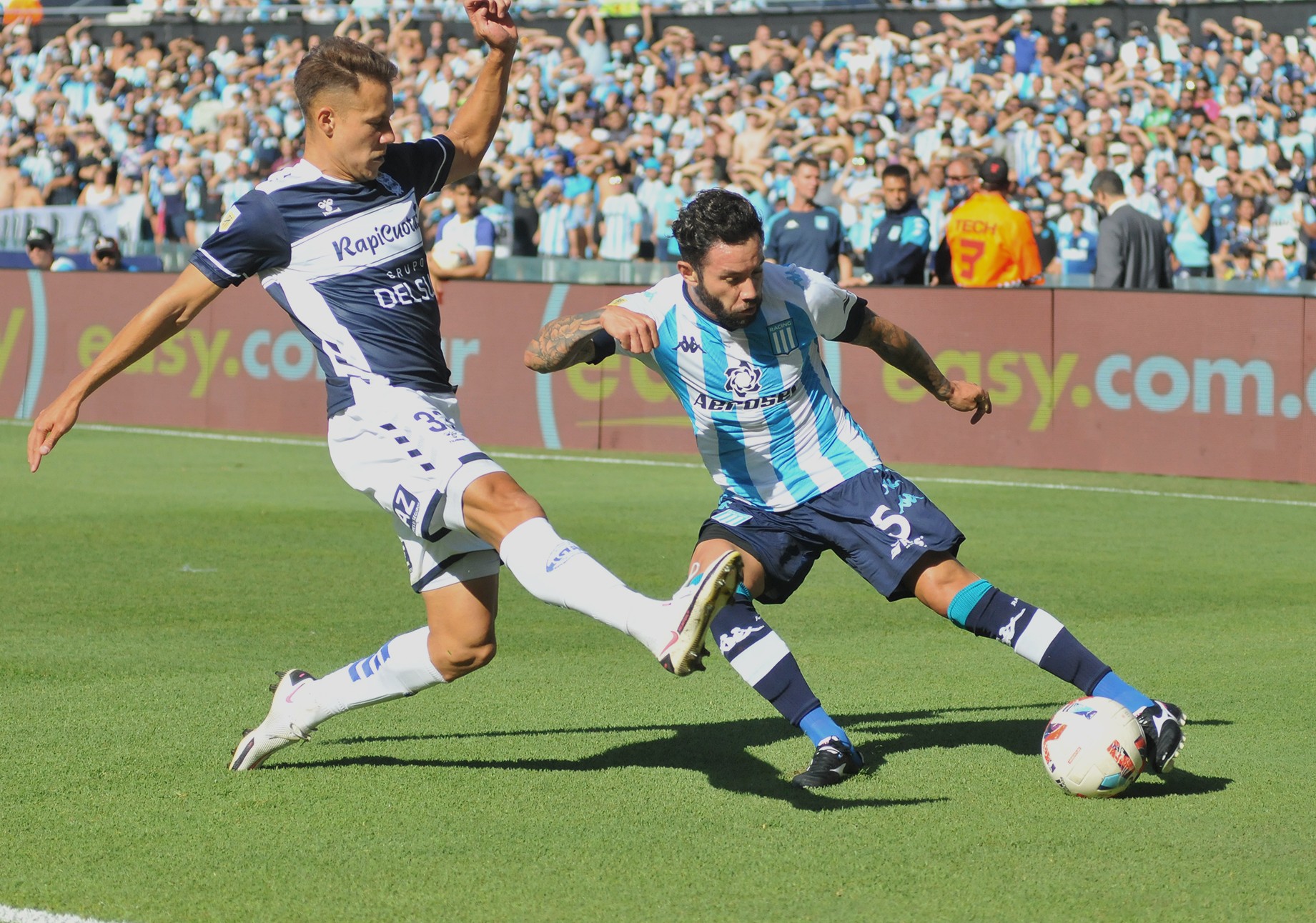 Eugenio Mena centra en un partido ante Gimnasia y Esgrima.