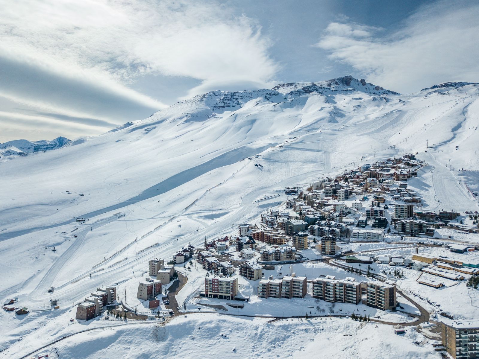 Colapso del camino a Farellones desata nueva batalla entre la Municipalidad  de Lo Barnechea y el MOP - La Tercera