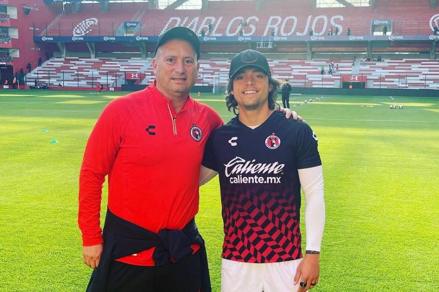 Joaquín Montecinos no tiene complejos para ser uno de los líderes en la próxima generación de la Roja. En la foto posa junto a su padre Cristián Montecinos.