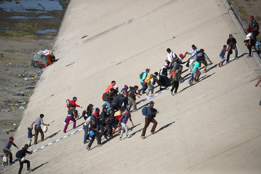 Grupo de migrantes centroamericanos intentan cruzar la frontera entre Estados Unidos y México