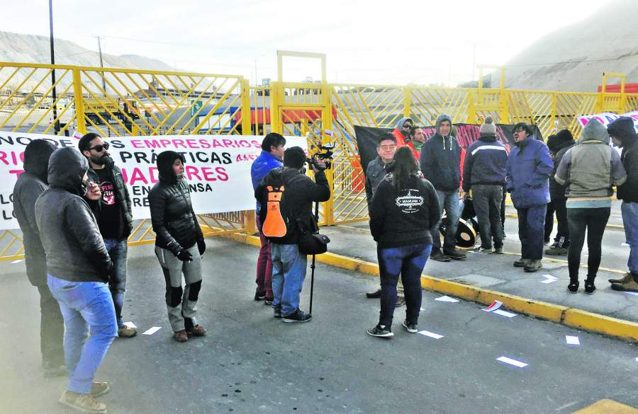 Dos sindicatos de Chuquicamata inician paro y tomas en protesta por despidos.