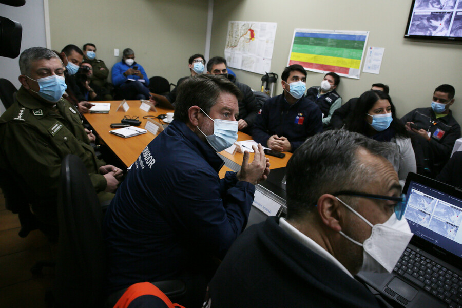 Debido al sistema frontal que afectará a la Región Metropolitana este fin de semana, la delegada presidencial RM, Constanza Martínez, junto al director regional de Onemi, Miguel Muñoz, y al gobernador Claudio Orrego encabezaron el Comité para la Gestión de Riesgo y Desastres, con el fin de coordinar el plan de acción e informar las medidas preventivas para enfrentar este evento meteorológico