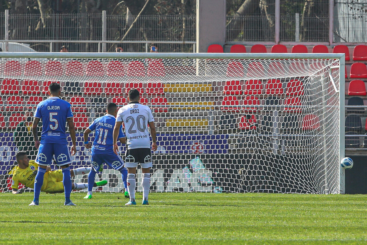 Cristian Palacios estrella su lanzamiento penal en el poste.