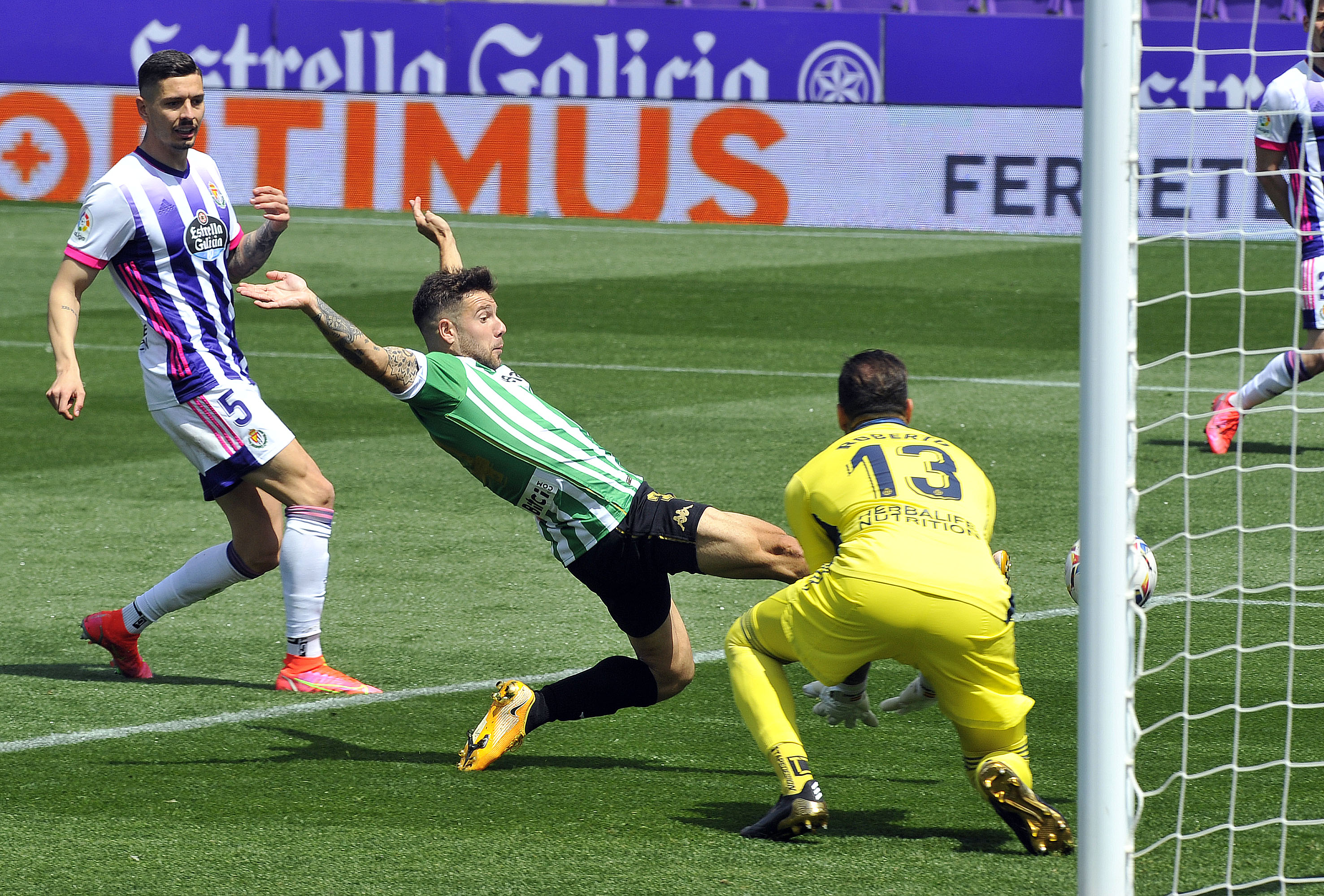 Aitor Ruibal se estira para meter en el arco el centro de Juan Miranda. Foto: Twitter del Real Betis.