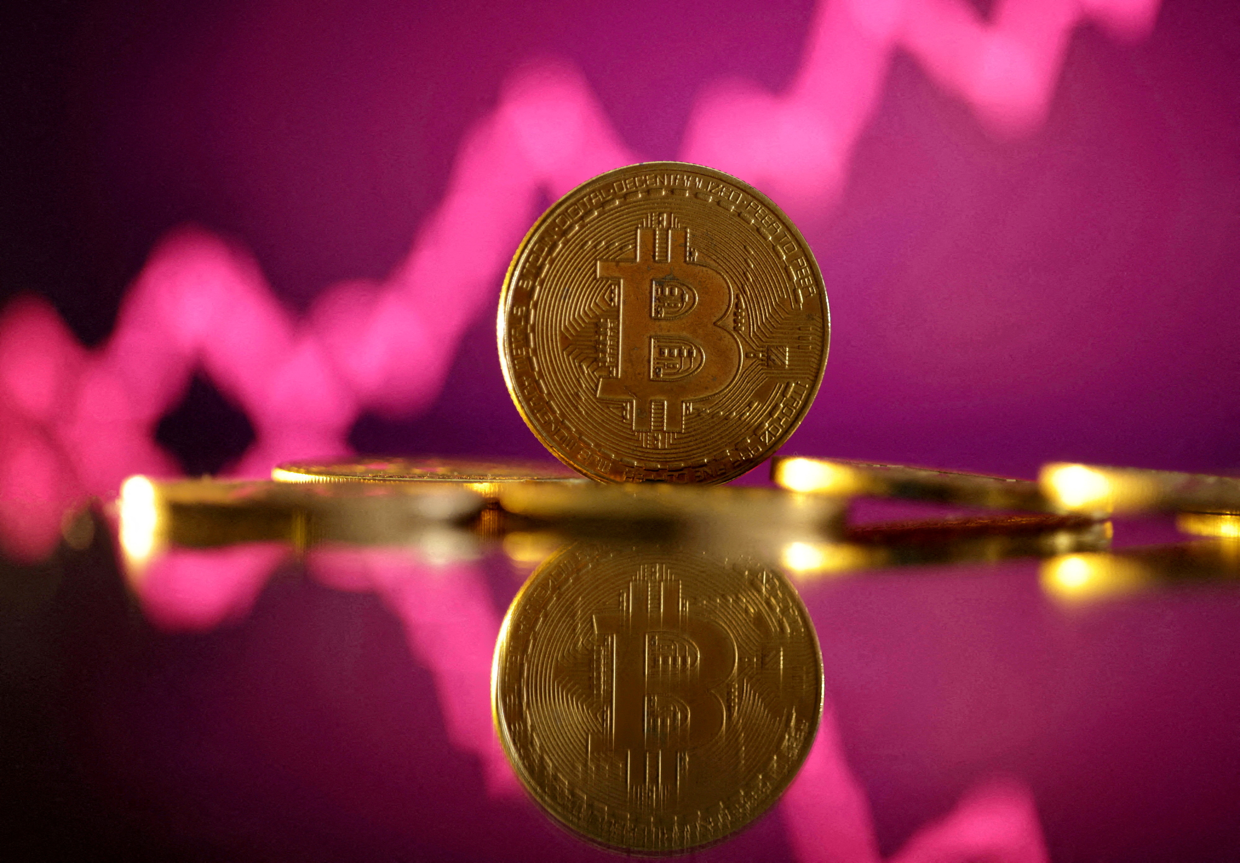Bitcoin salta 42% desde el mínimo de mayo y expertos apuntan a nuevas alzas  - La Tercera