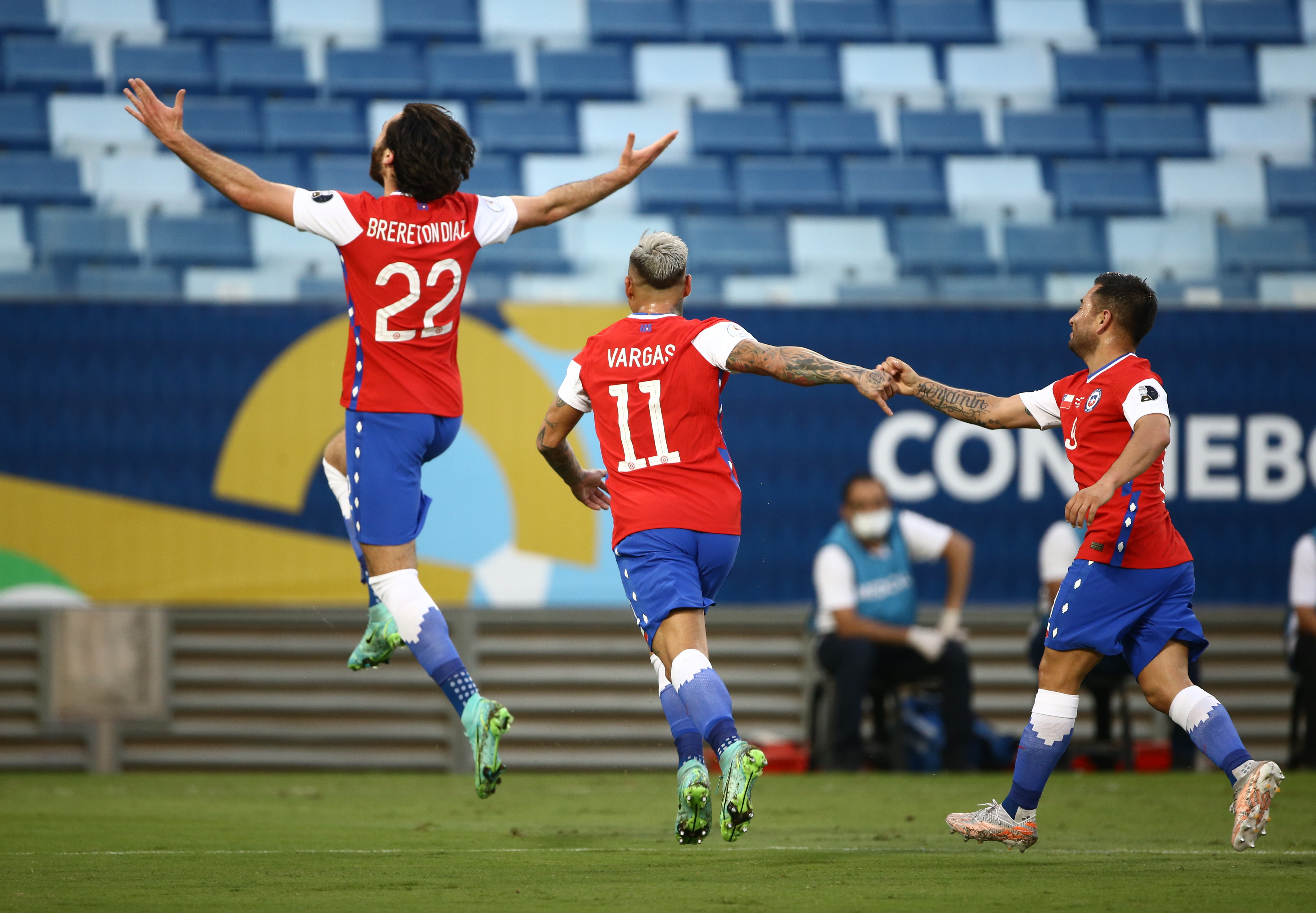 Ben Brereton abrió la cuenta para Chile ante Bolivia.