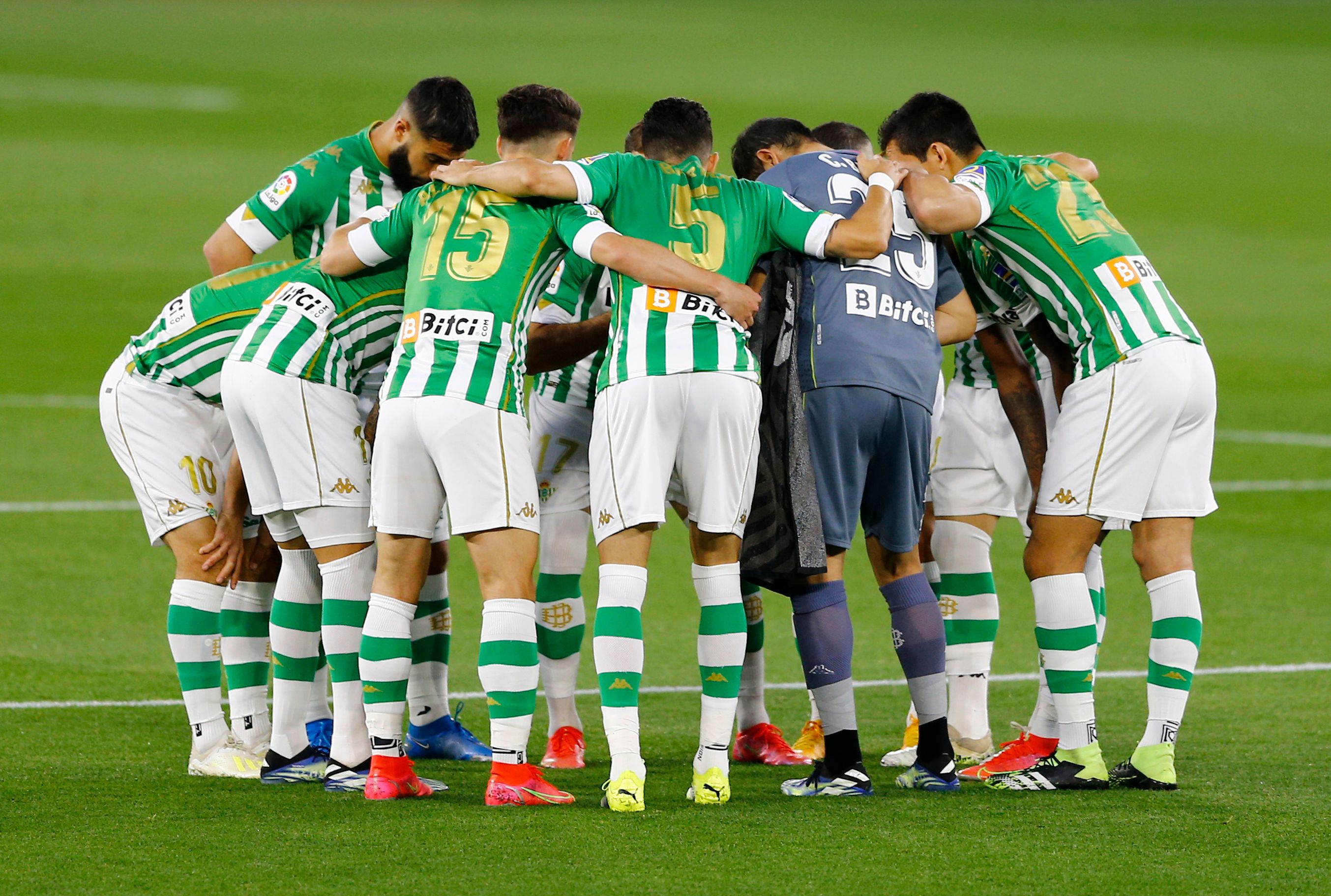 Claudio Bravo (de espaldas) fue pieza clave en el Betis, en su pleito ante Atlético de Madrid. La foto corresponde a minutos antes del inicio del partido. Foto: Agencias.