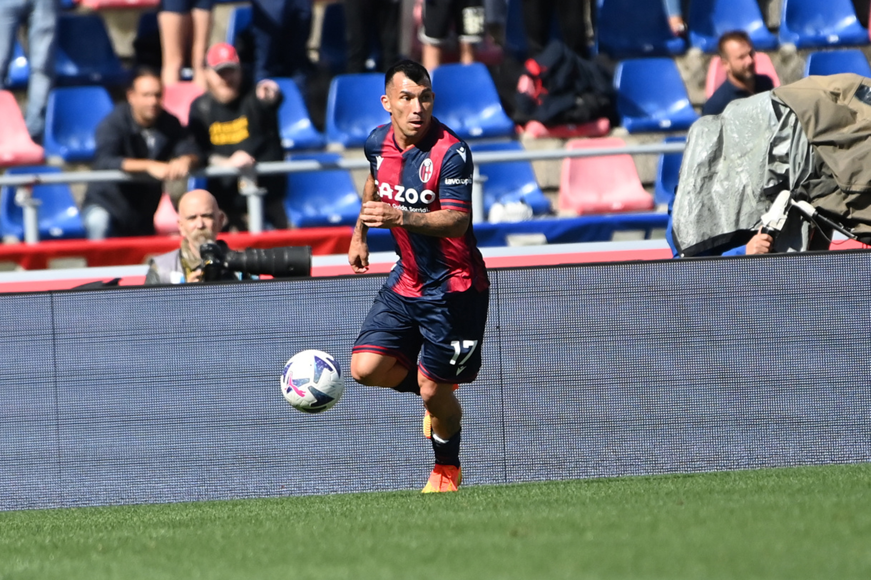 Gary Medel jugó de volante defensivo en la caída de Bologna frente a Empoli.