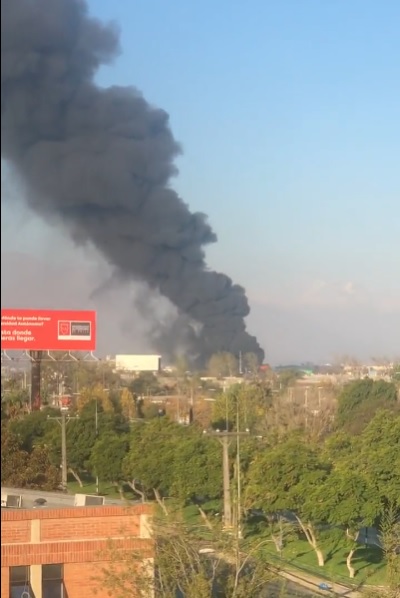 La humareda generada por el incendio en fábrica de Maipú se podía ver a varios kilómetros.